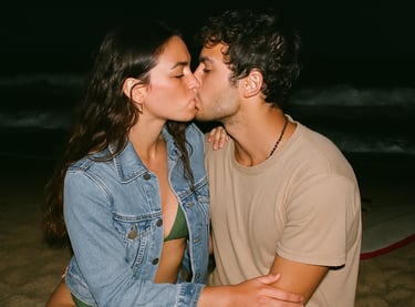 Des amoureux s'embrassent sur la plage pour la journée nationale des amoureux.