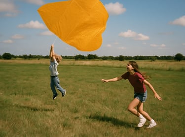 Un enfant s'envole avec son cerf-volant our la journée mondiale du cerf-volant.