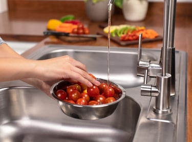 Limpieza de tomates con agua del grifo