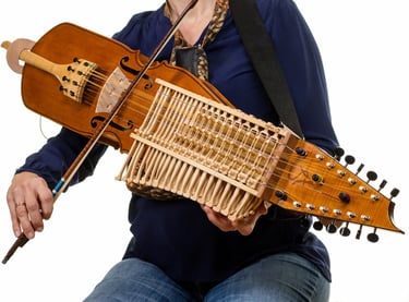 Claudia spielt Nyckelharpa aus Leidenschaft