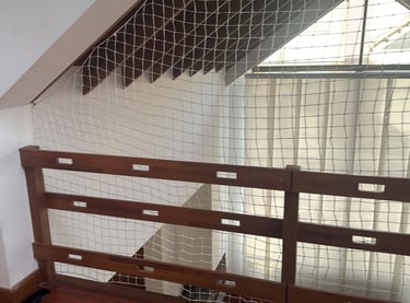 Malla en escaleras para evitar caidas