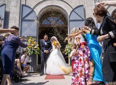 sposi durante il lancio del riso
