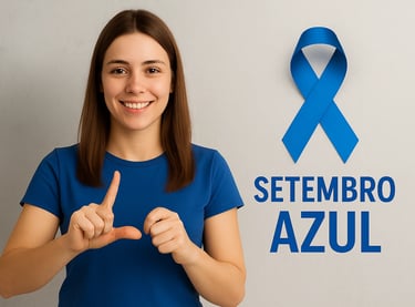 alt='mulher de camisa azul fazendo sinais em libras fita e  do setembro azul"