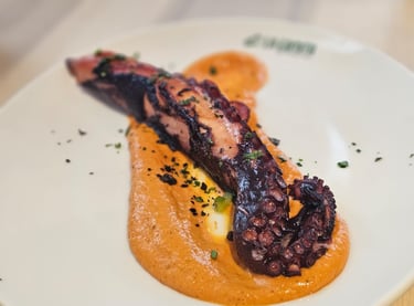 Nuestro Pulpo a La Brasa con salsa romescu