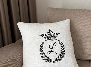 Personalizuota balta pagalvėlė su karūnos ir inicialo siuvinėjimu, elegantiška dovana namams