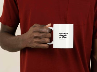 Persona sosteniendo una taza blanca con el logotipo Apodaka Método Gráfico