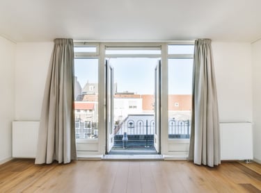 Fenêtre ouverte avec rideaux vue sur balcon