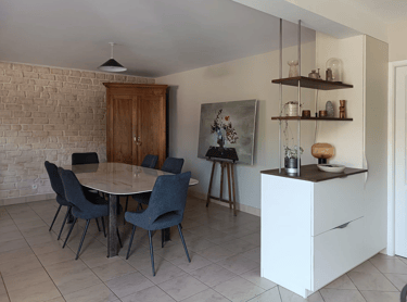 salle à manger avec une table et six chaise, plus une armoire en fond
