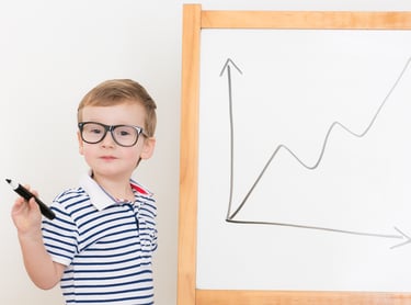 comment présenter un projet à l'oral : enfant devant un tableau