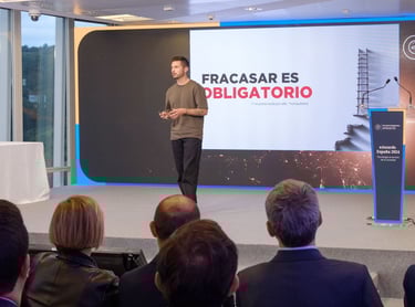 Jagoba Ormaetxea en una charla sobre emprendimiento en eAwards España 2024, con la frase 'Fracasar e
