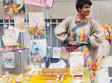 Photo de Léna Desmettre à son stand au festival "à l'arrachée" en 2025