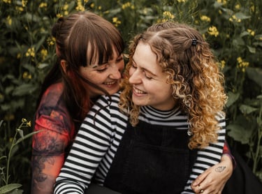 Lesbisches Paar sitzt im Gras