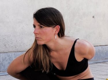 Profesora experta en Navakaraṇa Vinyāsa