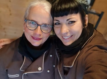 Ute Münster und Daria van Plür zusammen auf dem Weihnachtsmarkt in Orsoy für den Stand Konditorei Cafe Münster