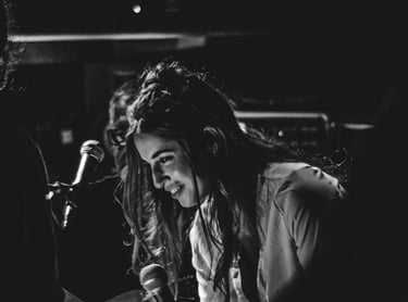 Instant d’émotion d’un chanteur sur scène, saisi en noir et blanc par Thomas Bordas.