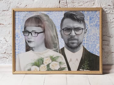 Monidło, portret rodzinny w innym ujęciu. Czarnobiała fotografia męża i żony. Niestandardowy prezent