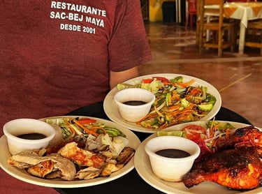 comida típica yucateca en restaurante sacbe maya