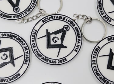 Custom Masonic llavero featuring the Square and Compasses symbol for Respetable Logia Minerva N18.