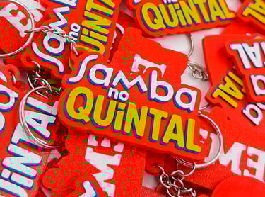 Custom red rubber 3d llavero posadas featuring the Samba no Quintal logo in yellow and blue letters.