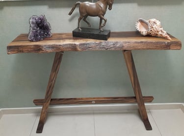aparador em madeira escura com 1,25m x 25cm com 75 cm de altura com bordas rústicas
