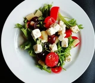 greek-salad-white-plate