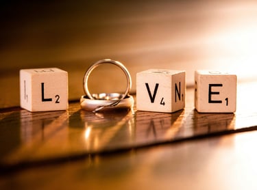 Scrabble avec le mot love et des alliances