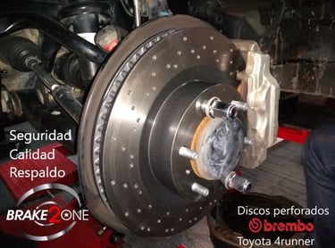 Instalación de discos de freno perforados Brembo en Toyota 4Runner durante servicio de frenos