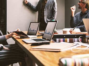 une équipe de collaborateurs dynamisés stimulant les activités de l'entreprise par le feng shui