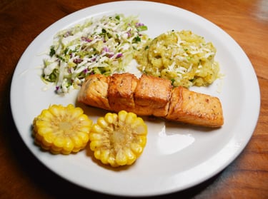 Salmón al ajillo, filete de salmón con ajo, plato de salmón al ajillo, especialidad de mariscos en R