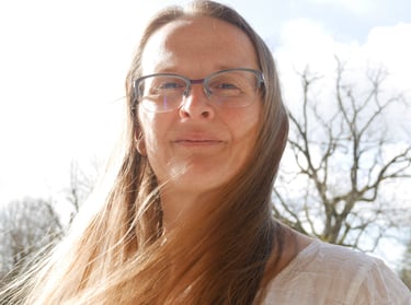 Delphine QUINTIN enseignante de Kundalini yoga et yoga sur chaise