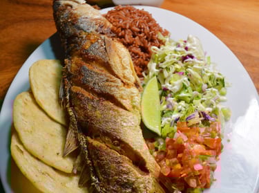 Curvina entera frita, pescado frito tradicional, plato de curvina frita, especialidad de mariscos en