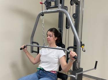 Renforcement musculaire des épaules sur machine multifonction