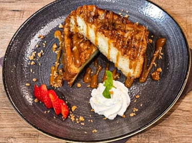 Brioche perdue avec des fraises et de la chantilly