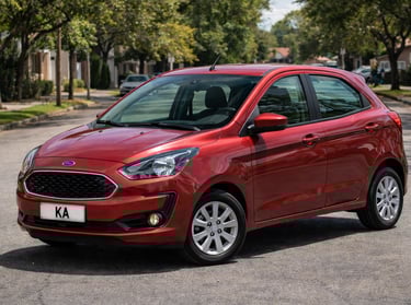 carro pequeno Ford Ka vermelho estacionado em bairro residencial