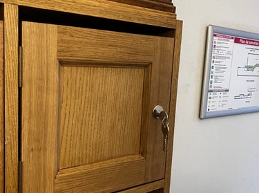 Porte de boite au lettre faite par Laroux Menuiserie