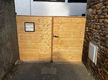 Porte de garage en bois faite par Laroux Menuiserie