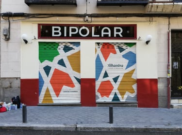 Graffiti en cierre metálico. Para la campaña publicitaria de Cervezas Alhambra (Grupo Mahou).