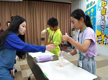 小学生が廃食用油をペットボトルに移し替えるリサイクル体験の様子｜堺市のニュースならサカイタイムズ