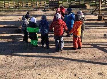 Vaikai žaidžia lauke - Klaipėdos Valdorfo darželis