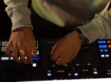Performance DJ professionnelle de Tom Olympio : maîtrise technique aux platines pour vos événements 