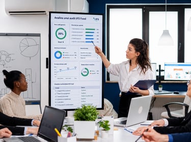 Trainer Integrity Food Cert în sesiune de instruire privind siguranța alimentară