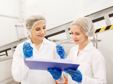 Specialişte în consultanță siguranță alimentară analizând documente de conformitate