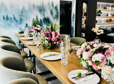 Masă festivă cu decor floral roz pentru o nuntă intimă sau aniversare la MAPAMONT Văliug