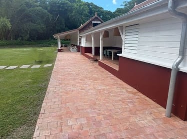 terrase-terre-cuite-28x28-cm-Pose à la Martinique