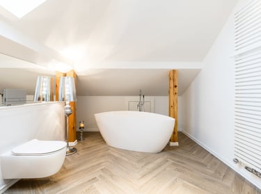 salle de bain sous combles avec baignoire 