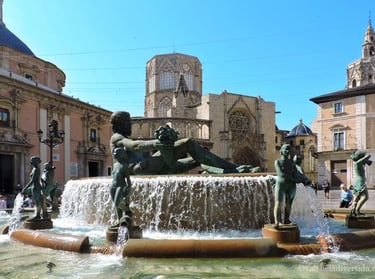 Plaza de la Virgen valencia, fuente del Turia.