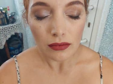 Természetes hatású alkalmi smink pezsgő csillámos szemhéjjal és meleg vörös rúzzsal – Horváth Dorina