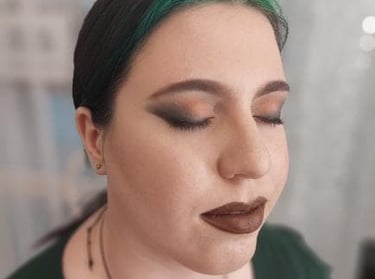 Intenzív barna-fekete füstös szemsmink és sötét matt ajak – esti alkalmi smink