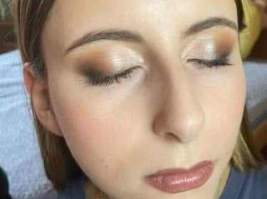 Natúr barnás-bronzos szemsmink lágy satírral és fényes ajakfénnyel – természetes alkalmi smink