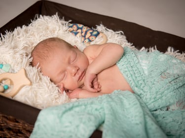 Bébé endormi dans un couffin doux, entouré d'une couverture bleue